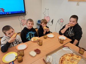 Trzecioklasiści zajadają pizzę