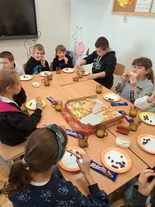Trzecioklasiści zajadają pizzę