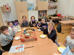 Trzecioklasiści zajadają pizzę