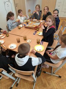 Trzecioklasiści zajadają pizzę