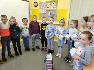 Dziewczynki składają życzenia swoim kolegom z klasy