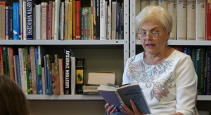 gość czyta książkę