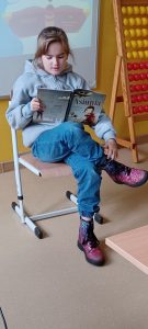 uczennica czyta książkę