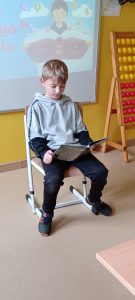 uczeń czyta książkę