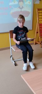 uczeń czyta książkę