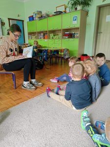 pani czyta książkę przedszkolakom