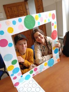 para uczniów w ramce w kropki