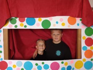 dwaj bracia w ramce w kropki