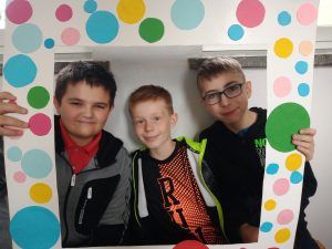 trzech kolegów w ramce