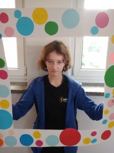 uczennica w kolorowej ramce