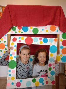 dwie dziewczynki w ramce