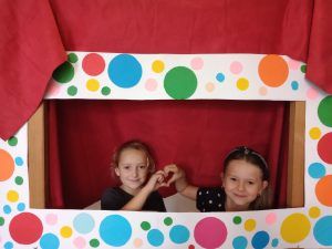 dwie dziewczynki w kolorowej ramce