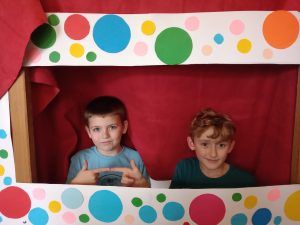 dwaj chłopcy w kolorowej ramce