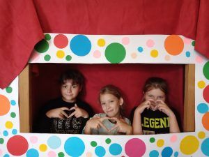 trzy dziewczynki w kolorowej ramce