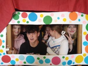 grupa uczniów  w kolorowej ramce