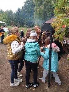 grupa uczniów przy urządzeniu z metalu