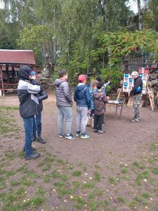 grupa uczniów przy zadaniu w zbijaniu balonów