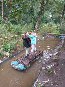 uczennice na tratwie