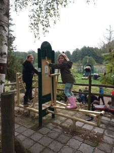 dwie uczennice na przyrządzie gimnastycznym