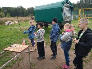 uczniowie przygotowują się do strzelania z łuku