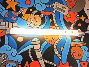 na tle kosmicznego murala świecąca rakieta