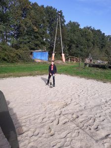 uczeń z wykrywaczem metali na piasku