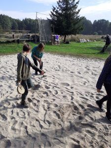 uczniowie znaleźli ukryte metale w piasku