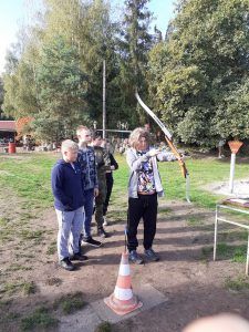 grupa uczniów w kolejce do strzelania z łuku