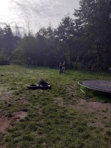 dwóch chłopców ciągnie pęk opon