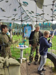 uczeń przygotowuje się do strzału z wiatrówki