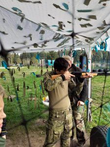 chłopiec strzela z wiatrówki