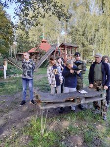 grupa dzieci strzela z painballa