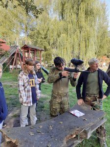 grupa dzieci strzela z painballa
