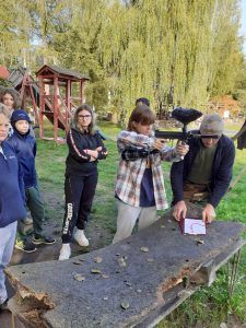 grupa dzieci strzela z painballa