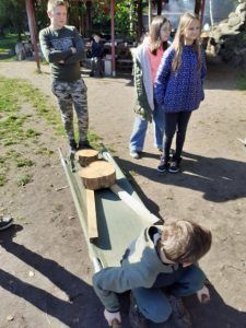 uczniowie przygotowani do przenoszenia "rannego"