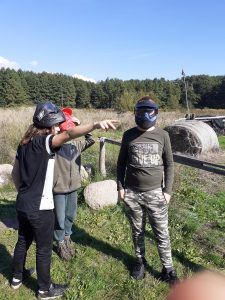 uczniowie w maskach ochronnych ruszają na pole manewrowe