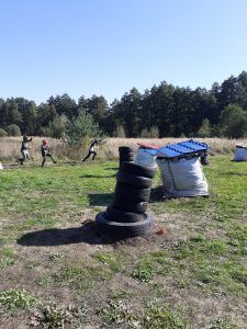 chłopcy biegną zdobyć flagę