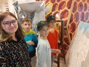 czworo uczniów przy stanowisku z zadaniem