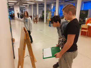 dwóch uczniów rozwiązuje zadanie przy sztaludze