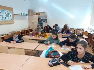 uczniowie zakreślają wyniki działań na kartach