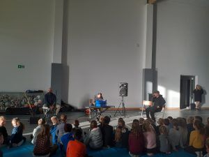 Goście grają muzykę klasyczną na nietypowych instrumentach
