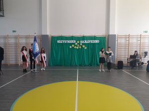 dwie uczennice zapowiadają wykonawców części artystycznej