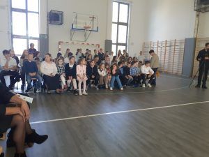 grupa uczniów na widowni