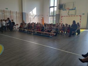 grupa uczniów na widowni