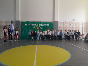 klasa pierwsza śpiewa piosenkę