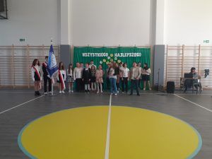 zespół mieszany w wykonaniu kolejnego utworu muzycznego