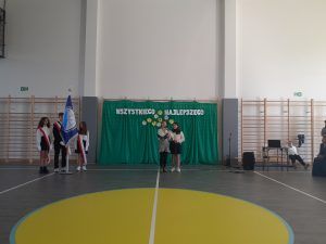 uczennice prowadzące zapowiadają dalszą część programu