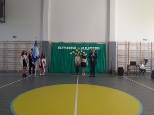 na zdjęciu dyrektor szkoły składający życzenia