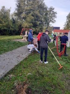 grupa wolontariuszy porządkująca plac zabaw