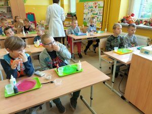 Uczniowie siedzą w ławkach podczas zajęć z Krainą Eksperymentów